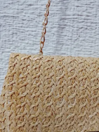 Cartera dorada pequeña con cadena