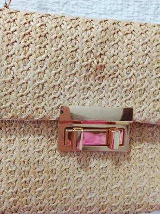 Cartera dorada pequeña con cadena