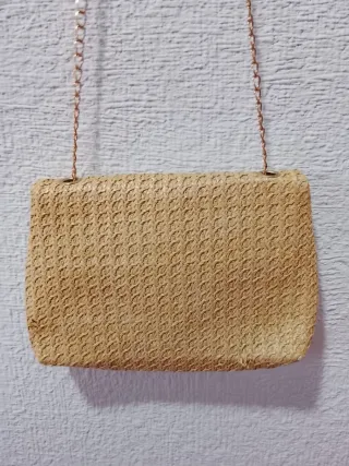 Cartera dorada pequeña con cadena