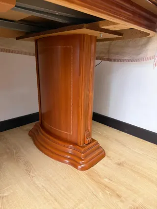 Mesa de comedor de madera y tela