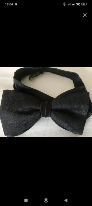 Pajarita negra con dibujo