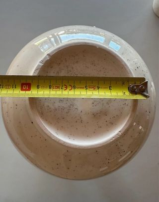 Jarra de cerâmica com grãos