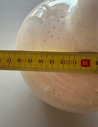 Jarra de cerâmica com grãos