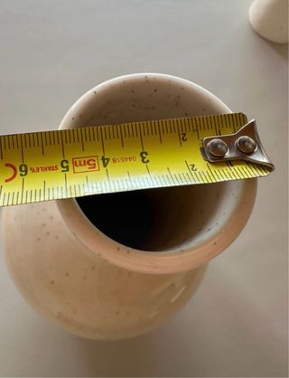 Jarra de cerâmica com grãos