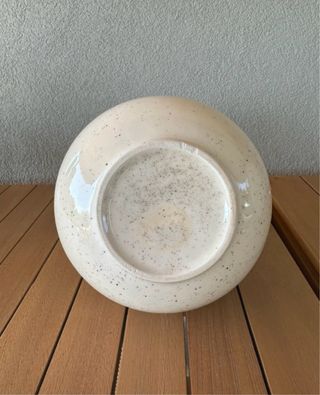 Jarra de cerâmica com grãos