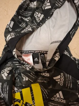 Sudadera Adidas con capucha y logo