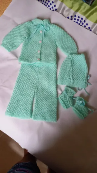 Conjunto Bebé .Tejido a mano con lana muy suave.
