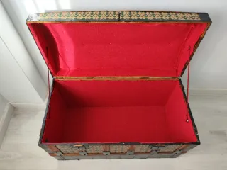 Baúl de madera antiguo con detalles metálicos