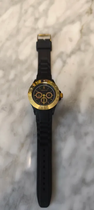 Reloj Neptune Negro y Dorado