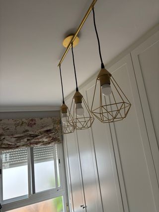 Lámpara Colgante Dorada y detalles en negro mate