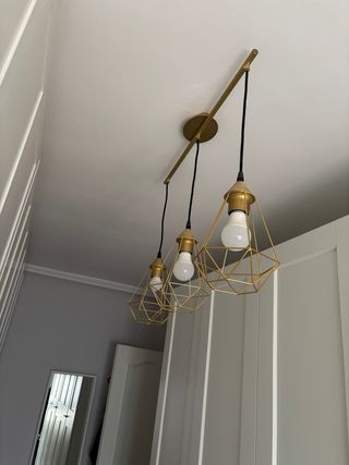 Lámpara Colgante Dorada y detalles en negro mate