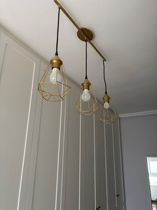 Lámpara Colgante Dorada y detalles en negro mate