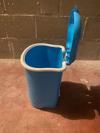 Papelera azul con pedal