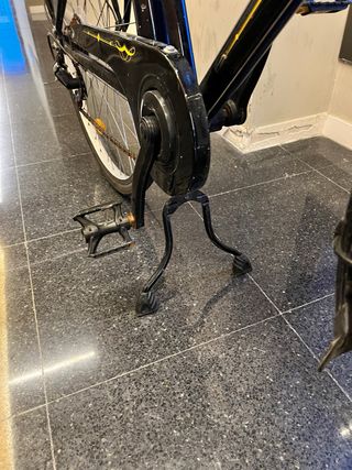 Bicicleta con sillita y caballete