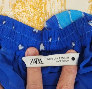 Falda midi Zara estampada azul