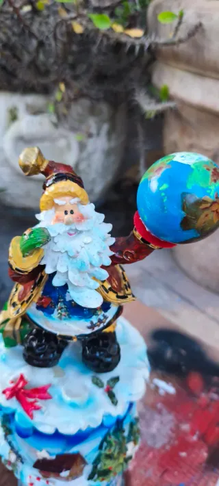 Carillon Natalizio. Babbo Natale Con Il Mondo Nell