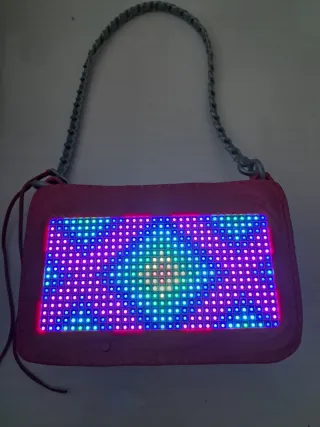 Bolso rosa interactivo con LED