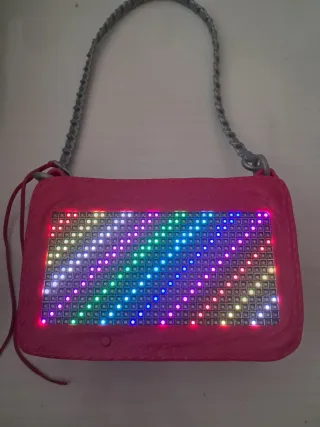 Bolso rosa interactivo con LED