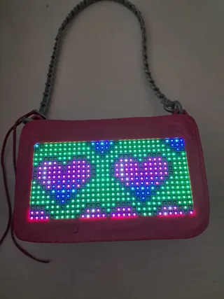 Bolso rosa interactivo con LED