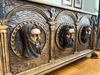 Arcón de madera tallado a mano