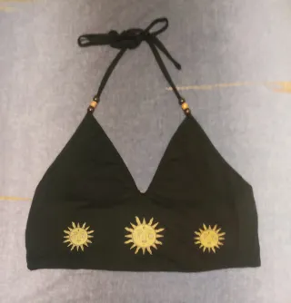 Top negro con soles dorados