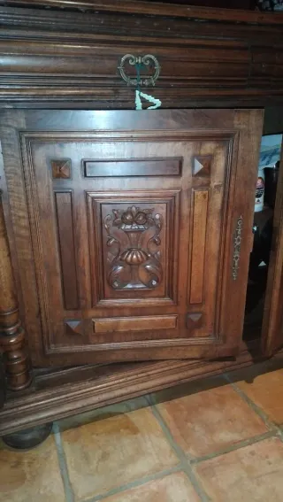 Alacena antigua de madera tallada