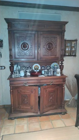 Alacena antigua de madera tallada