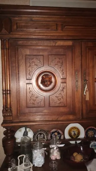 Alacena antigua de madera tallada