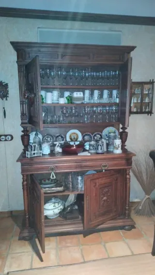 Alacena antigua de madera tallada