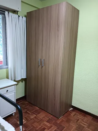 Armario de madera marrón