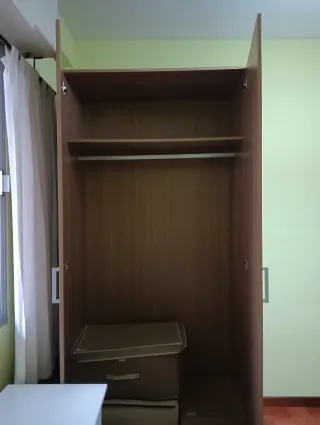 Armario de madera marrón