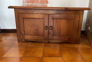 Mueble de madera marrón