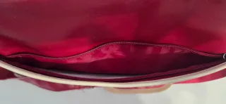 Bolsa de cuero granate con estampado