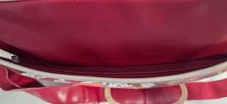 Bolsa de cuero granate con estampado