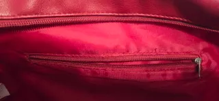 Bolsa de cuero granate con estampado