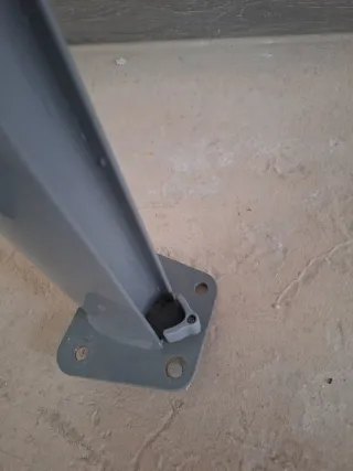 Toldo lateral retráctil gris. Tela en crudo