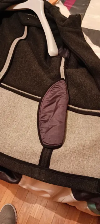 Abrigo trenka con cremallera en gris y negro con c