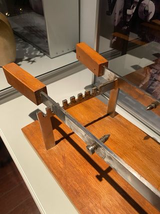 Jamonero de madera y metal