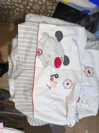 Conjunto de cuna con diseño de oso