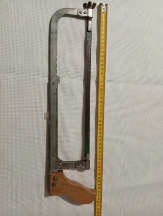 Sierra de arco con mango de madera