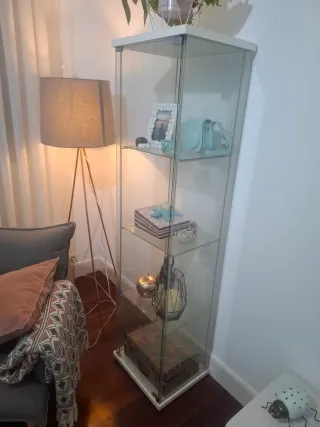 Estantería de cristal y madera