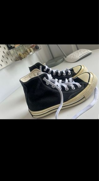 Botas converse altas negras unisex.