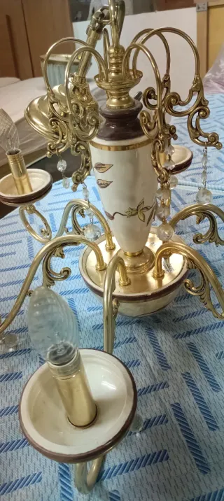 Lámpara de techo dorada y beige