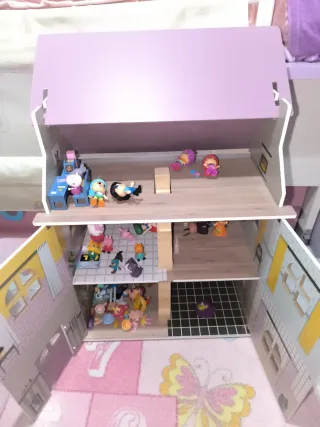 Casa de muñecas de madera