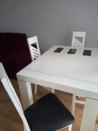Mesa de comedor blanca con 4 sillas