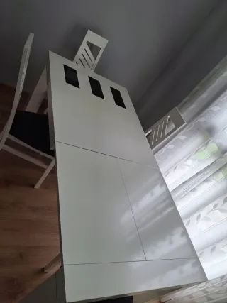 Mesa de comedor blanca con 4 sillas