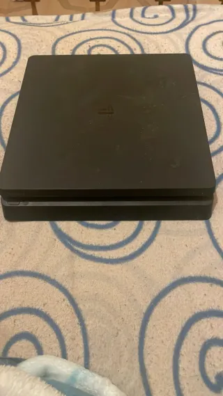 Consola PS4 Negra + 5 Juegos FIFA y 2K24