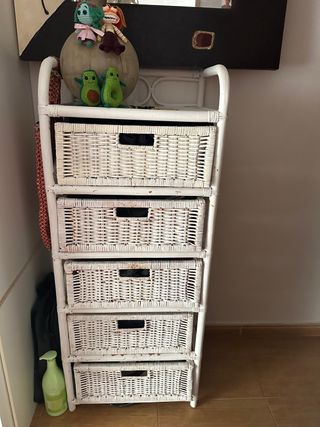 Cajonero de mimbre pintado en blanco