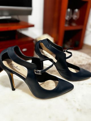 Zapatos de tacón negros con pedrería