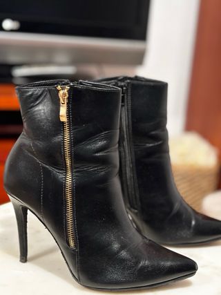 Zapatos de tacón negros con pedrería